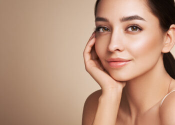 Kolagen w kosmetykach – jak wpływa na naszą skórę i kiedy warto go stosować?